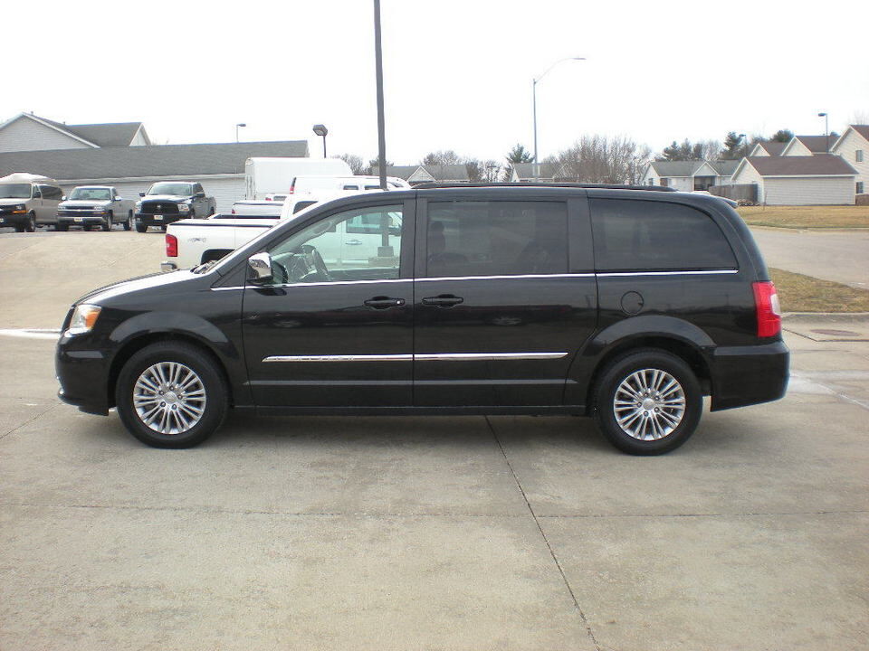 2015 Chrysler Town & Country  - Nelson Automotive